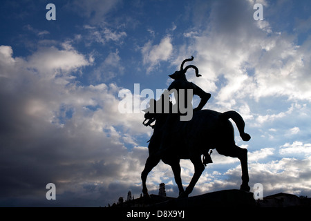 Denkmäler in der Stadt Trujillo. Reiterstatue von Francisco Pizarro auf dem Hauptplatz. Stockfoto