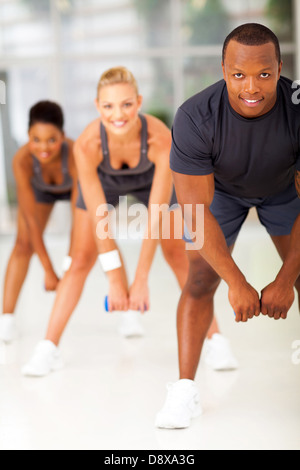 Gruppe von gesunden Menschen, die Fitness-Übung mit Hantel im Fitness-Studio Stockfoto