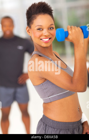 Happy Fitness Afro Amerikanerin Hantel heben, im Fitness-Studio Stockfoto