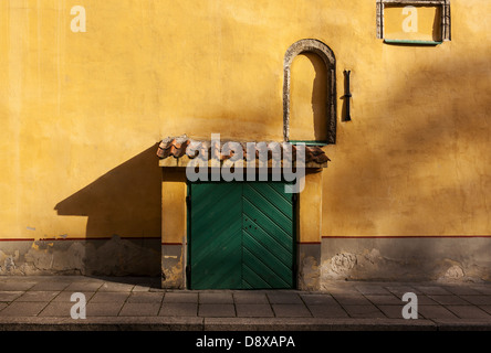 Licht und Schatten an der Wand in der historischen Altstadt von Tallinn, Estland Stockfoto