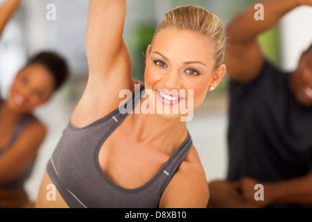 Fit Woman with stretching im Fitness-Studio mit Freunden Stockfoto