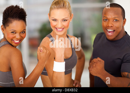 spannende Gruppe Fit Menschen winken Faust Stockfoto