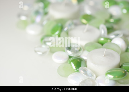 Kerzen umgeben von Glasperlen Stockfoto