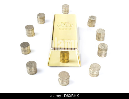 Goldbarren, umgeben von Stapel von Münzen isoliert auf weiss Stockfoto