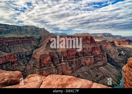 Morgenwolken oben Toroweap Overlook auf den North Rim mit dem Colorado River unterhalb in Arizona Grand Canyon Nationalpark. Stockfoto