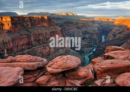 Erste Licht aus entfernten Toroweap Overlook auf den North Rim mit dem Colorado River in Arizona Grand Canyon National Park. Stockfoto