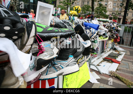 Schuhe in der Gedenkstätte für die Opfer der Boston Marathon Bombardierung. Stockfoto