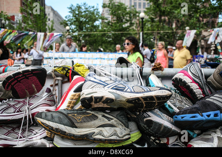 Schuhe in der Gedenkstätte für die Opfer der Boston Marathon Bombardierung. Stockfoto