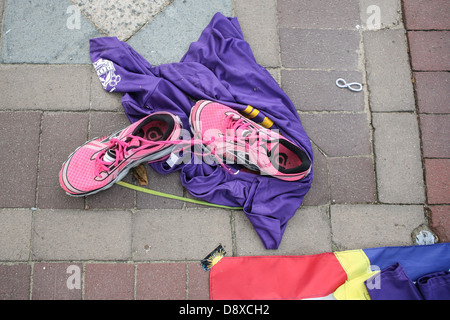 Schuhe und ein T-shirt an der Gedenkstätte für die Opfer der Boston Marathon Bombardierung. Stockfoto