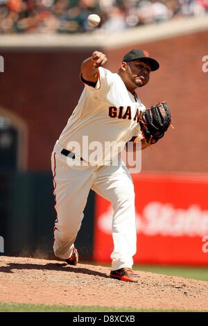 San Francisco, Kalifornien, USA. 5. Juni 2013. Jean Machi während der Aktion in einem Hauptliga-Baseball-Spiel zwischen den San Francisco Giants und der Toronto Blue Jays AT & T Park in San Francisco, Kalifornien... Daniel Gluskoter/CSM/Alamy Live-Nachrichten Stockfoto