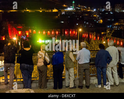 Jerusalem, Israel. 5. Juni 2013. Zuschauer beobachten eine Show aus Licht und Klang von Kimchi Israels an die Ofel archäologische. Jerusalem, Israel. 5. Juni 2013.  Jerusalem Light Festival öffnet sich in der Altstadt. Bildhauer und Designer aus der ganzen Welt nehmen Teil an dem Festival verwandeln die Altstadt in eine riesige Ausstellung von Bild und Ton. Bildnachweis: Nir Alon/Alamy Live-Nachrichten Stockfoto