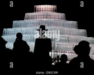 Jerusalem, Israel. 5. Juni 2013. Zuschauer-Silhouette gegen die Leuchtkraft der "Pyramide des Lichts" von Kasper Deutschland. Jerusalem, Israel. 5. Juni 2013.  Jerusalem Light Festival öffnet sich in der Altstadt. Bildhauer und Designer aus der ganzen Welt nehmen Teil an dem Festival verwandeln die Altstadt in eine riesige Ausstellung von Bild und Ton. Bildnachweis: Nir Alon/Alamy Live-Nachrichten Stockfoto