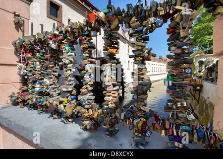 Einige Schlösser am Love Locks Bridge, Prag, Tschechische Republik, Europa Stockfoto