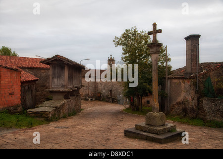 Der Camino nach Santiago de Compostela, wenn er durch den zentralen Platz, die plaza von Gonzar Spanien Stockfoto