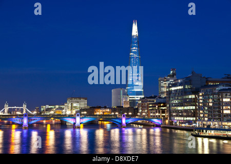 Die Scherbe in der Dämmerung über der Themse London UK Stockfoto