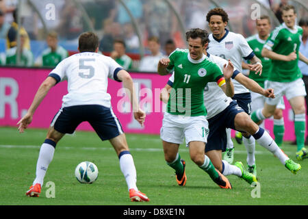 2. Juni 2013 - Washington Dc, District Of Columbia, USA - 2. Juni 2013: deutsche Nationalmannschaft vorwärts Miroslav Klose (11) wird von hinten herausgenommen während der US-Männer National Team vs. deutsche National Team - Centennial Feier Spiels RFK Stadium - Washington, D.C. Stockfoto