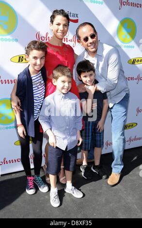 New York, USA. 5. Juni 2013. Jerry und Jessica Seinfeld, Sascha, Shepherd Kellen, Julian Kal im Ankunftsbereich für 2013 Baby Buggy vor dem Schlafengehen Bash, Victorian Gardens am Wollman Rink im Central Park, New York, NY 5. Juni 2013. Foto von: Andres Otero/Everett Collection/Alamy Live-Nachrichten Stockfoto