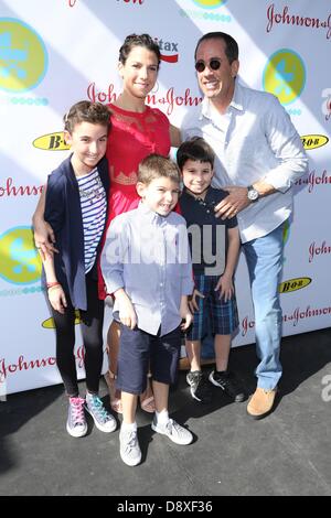 New York, USA. 5. Juni 2013. Jerry und Jessica Seinfeld, Sascha, Shepherd Kellen, Julian Kal im Ankunftsbereich für 2013 Baby Buggy vor dem Schlafengehen Bash, Victorian Gardens am Wollman Rink im Central Park, New York, NY 5. Juni 2013. Foto von: Andres Otero/Everett Collection/Alamy Live-Nachrichten Stockfoto