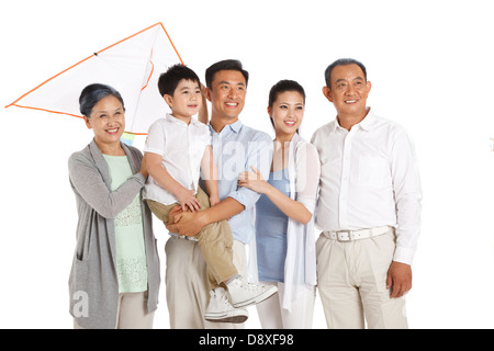 Ganze Familie Holding kite Stockfoto