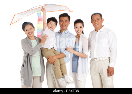 Ganze Familie Holding kite Stockfoto