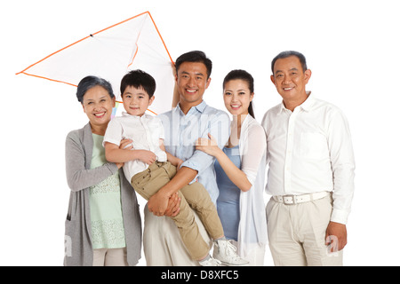 Ganze Familie Holding kite Stockfoto