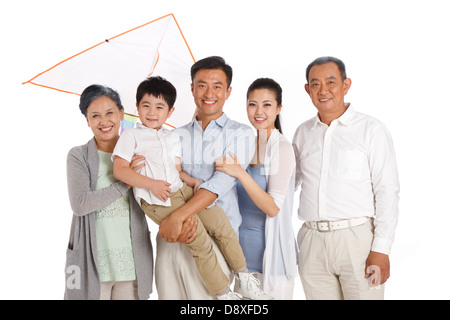 Ganze Familie Holding kite Stockfoto