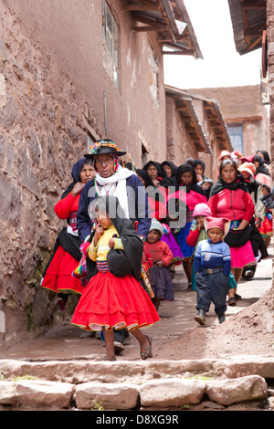 Musik und Tanz Festival, Menschen der Insel Taquile Tracht, Titicacasee, Peru Stockfoto