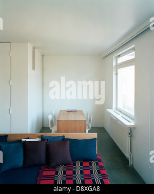 Sofa im Wohnzimmer mit Essbereich im Hintergrund Stockfoto