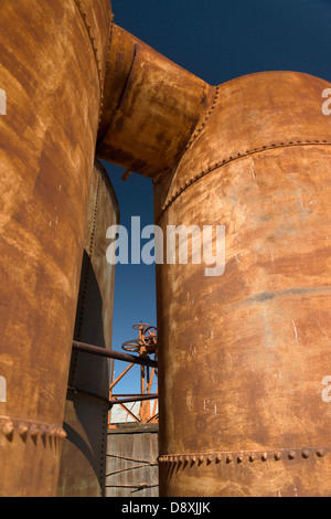 Rostige Tanks auf einer historischen Bergbau-Eigenschaft in der Mojave-Wüste. Stockfoto