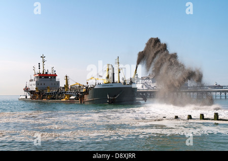 Die nachfolgende Absaugung Hopper Bagger Sospan Dau darstellende Strand an der Eastbourne UK Restaurierungsarbeiten Stockfoto