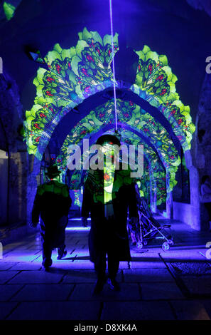 Jerusalem, Israel. 5. Juni 2013. Ein orthodoxer religiöser Jude durchlaufen eine Licht-Show über die Cardo-Passage im jüdischen Viertel in Jerusalem Festival of Lights am 5. Juni 2013 projiziert. Das Festival findet jährlich rund um die Altstadt Jerusalems mit Spezialeffekten beleuchten historische Stätten. Stockfoto