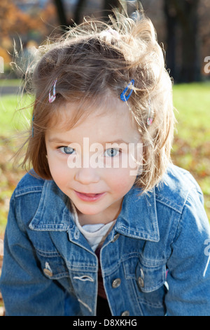 Porträt von einem vier Jahre alten Mädchen spielen in einem Park im Herbst Stockfoto