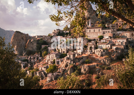 Ghost Town von Pentedattilo bei Sonnenuntergang, Kalabrien, Italien. Stockfoto