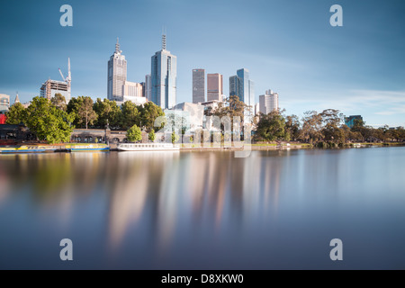 Wolkenkratzer des Geschäftsviertels spiegelt sich in den Yarra River. Stockfoto