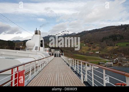 Das Promenadendeck auf Ms Ryndam, ein Holland America Line Kreuzfahrtschiff in Norwegen Stockfoto
