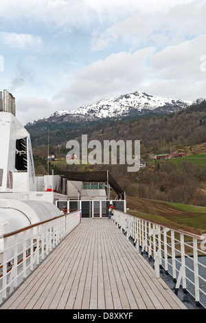 Das Promenadendeck auf Ms Ryndam, ein Holland America Line Kreuzfahrtschiff in Norwegen Stockfoto