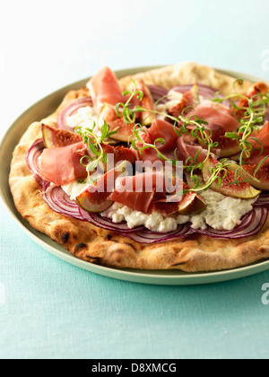 Roher Schinken, Frischkäse und frischen Feigen pizza Stockfoto