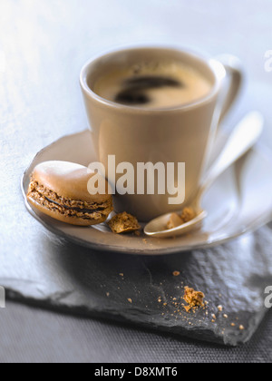 Tasse Espresso mit einer Kaffee-Makronen Stockfoto