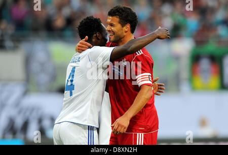 Leipzig, Deutschland. 5. Juni 2013. Deutscher Fußballspieler Michael Ballack (R) umarmt Fußballspieler Michael Essien nach erzielte das 1: 1 Tor während seiner letzten Fußballspiel an der Red Bull Arena in Leipzig, Deutschland, 5. Juni 2013. Ballack beendet seine Karriere als Profi-Fußballer. Foto: Thomas Eisenhuth/Dpa/Alamy Live News Stockfoto