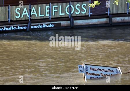 Halle, Deutschland. 6. Juni 2013. Ein Plakat einer Speditionsfirma schwimmt in der Flut des Flusses Saale, Deutschland, 6. Juni 2013. Foto: JAN WOITAS/Dpa/Alamy Live News Stockfoto