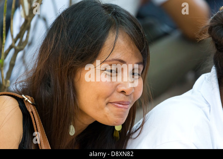 Frau in den Straßen von Manila, Philippinen Stockfoto