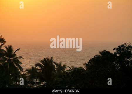 Schöner Blick auf den Sonnenuntergang am Meer und Palmen Bäume Stockfoto