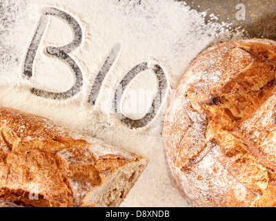 "BIO" geschrieben in Mehl und Brot Brote Stockfoto