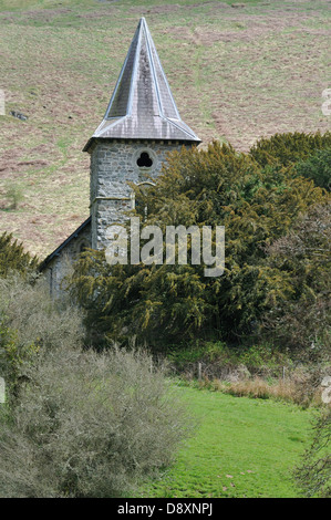 Restaurierte Kirche von St. Michael gegen Castle Hill, ein, in der Nähe von Llandrindod Wells Stockfoto