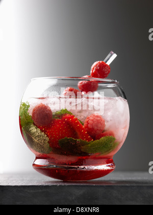 Tapis Rouge cocktail gemacht mit Sommer Obst und Wodka Stockfoto