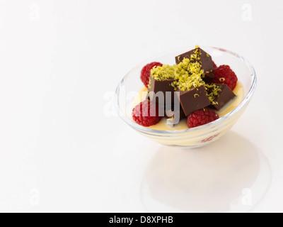 Pudding mit Schoko Würfel und raspberies Stockfoto