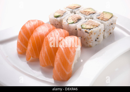 Lachs Sushi und kalifornischen Makis Stockfoto
