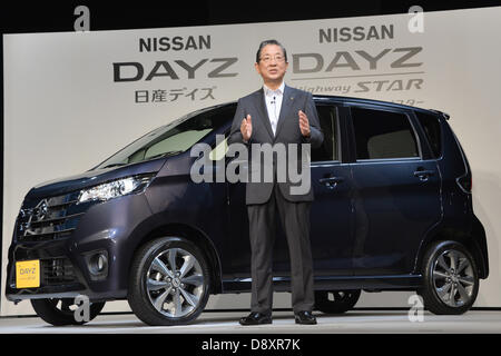 Tokio, Japan. 6. Juni 2013. Nissan Motor Company stellte eine neue Mini-Auto "Dayz" in Tokio, Japan 6. Juni 2013. Nissan Chief Operating Officer (COO), Toshiyuki Shiga, zeigte die Idee mehr als 10 % inländischen Marktanteil von Mini-Autos abzielt.  (Foto von Natsuki Sakai/AFLO/Alamy Live-Nachrichten) Stockfoto