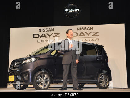 Tokio, Japan. 6. Juni 2013. Nissan Motor Company stellte eine neue Mini-Auto "Dayz" in Tokio, Japan 6. Juni 2013. Nissan Chief Operating Officer (COO), Toshiyuki Shiga, zeigte die Idee mehr als 10 % inländischen Marktanteil von Mini-Autos abzielt.  (Foto von Natsuki Sakai/AFLO/Alamy Live-Nachrichten) Stockfoto