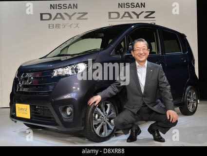 Tokio, Japan. 6. Juni 2013. Nissan Motor Company stellte eine neue Mini-Auto "Dayz" in Tokio, Japan 6. Juni 2013. Nissan Chief Operating Officer (COO), Toshiyuki Shiga, zeigte die Idee mehr als 10 % inländischen Marktanteil von Mini-Autos abzielt.  (Foto von Natsuki Sakai/AFLO/Alamy Live-Nachrichten) Stockfoto